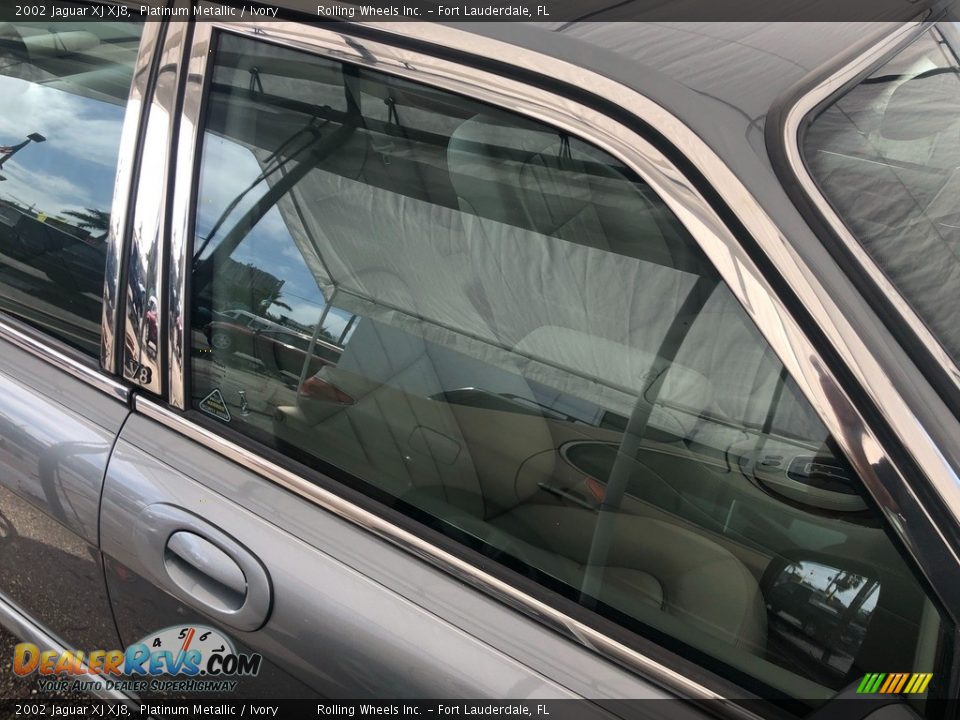 2002 Jaguar XJ XJ8 Platinum Metallic / Ivory Photo #24