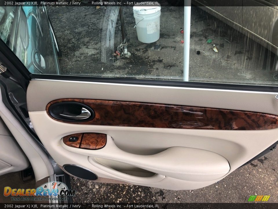 2002 Jaguar XJ XJ8 Platinum Metallic / Ivory Photo #26