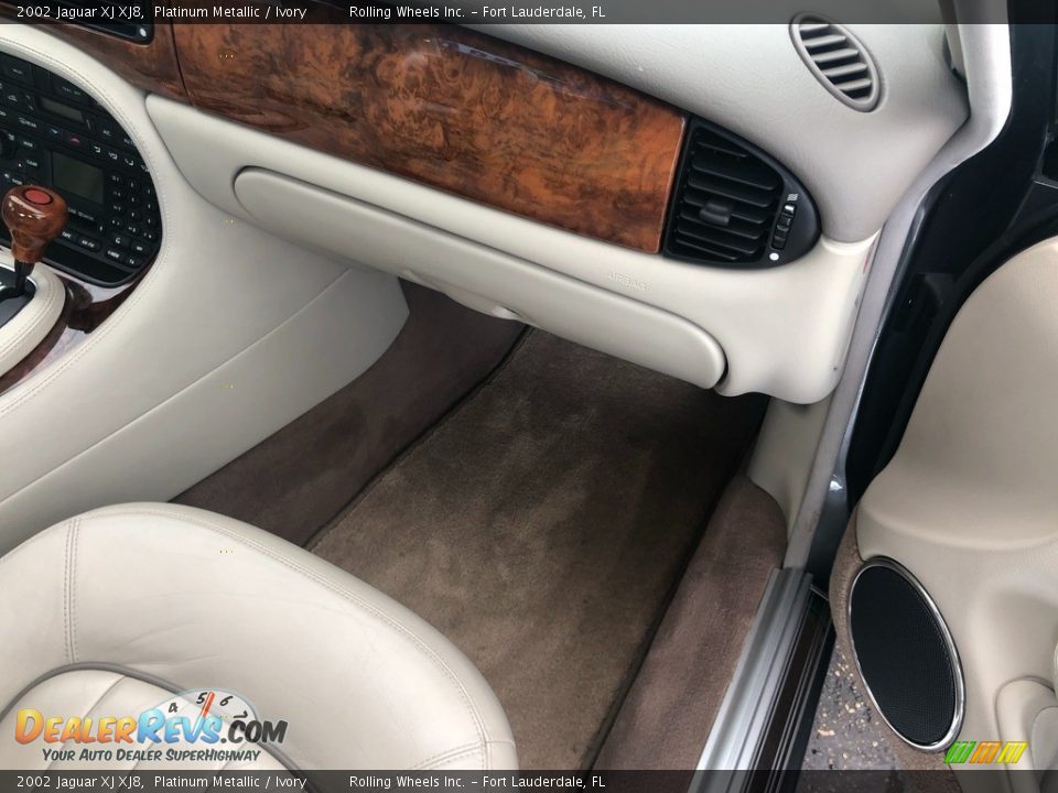 2002 Jaguar XJ XJ8 Platinum Metallic / Ivory Photo #27