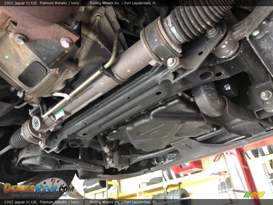 2002 Jaguar XJ XJ8 Platinum Metallic / Ivory Photo #33