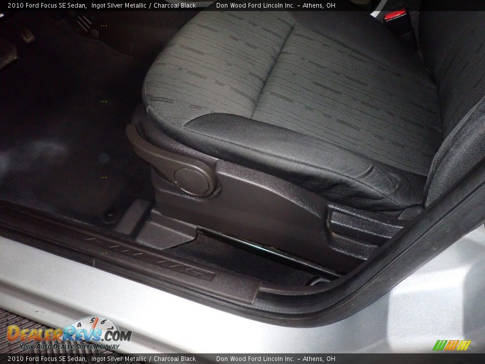 2010 Ford Focus SE Sedan Ingot Silver Metallic / Charcoal Black Photo #17