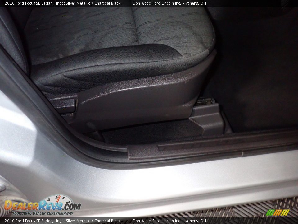 2010 Ford Focus SE Sedan Ingot Silver Metallic / Charcoal Black Photo #25