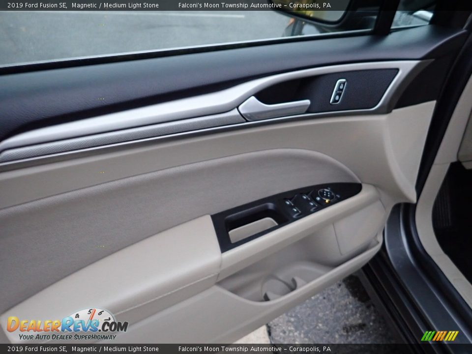 2019 Ford Fusion SE Magnetic / Medium Light Stone Photo #19