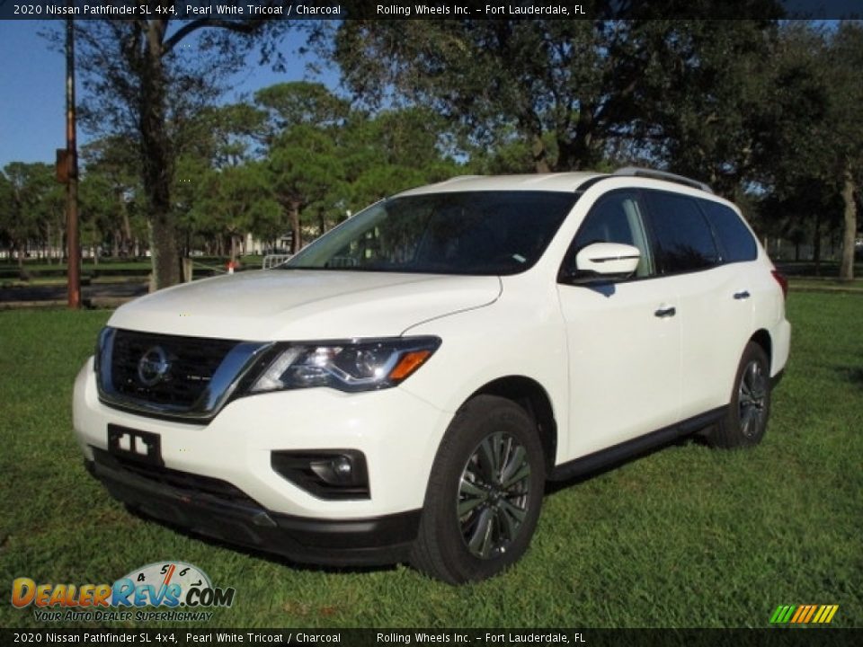 Front 3/4 View of 2020 Nissan Pathfinder SL 4x4 Photo #1