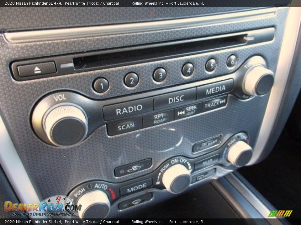 Controls of 2020 Nissan Pathfinder SL 4x4 Photo #36