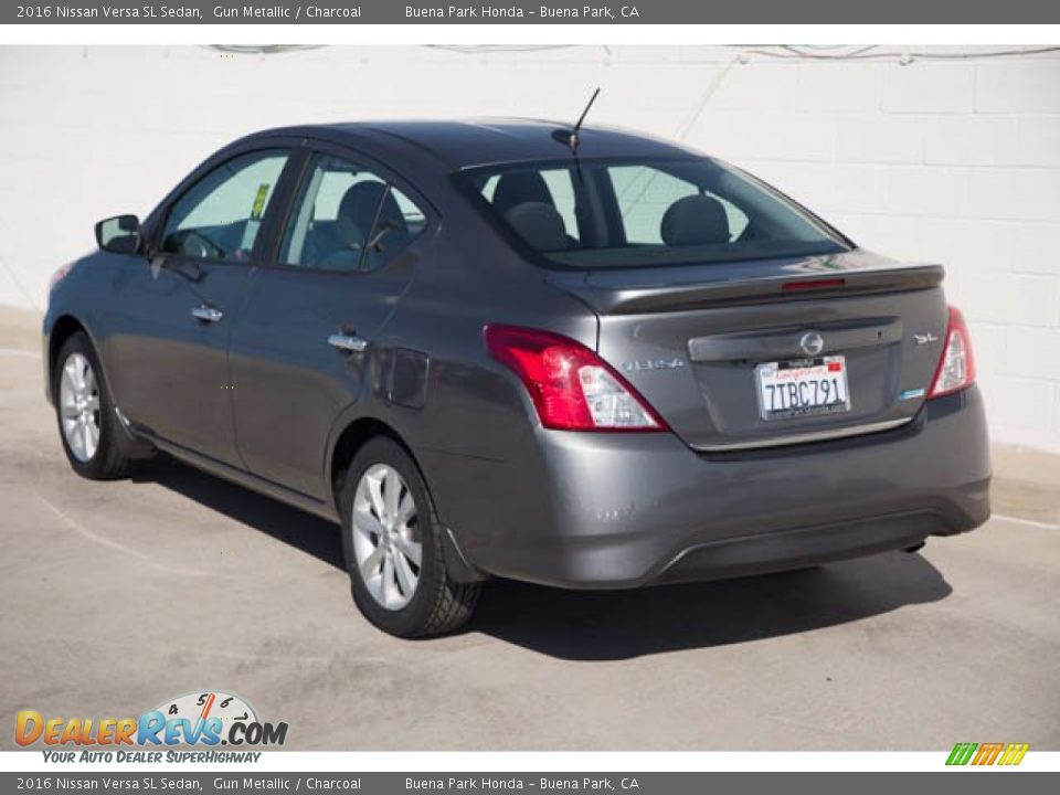 2016 Nissan Versa SL Sedan Gun Metallic / Charcoal Photo #2