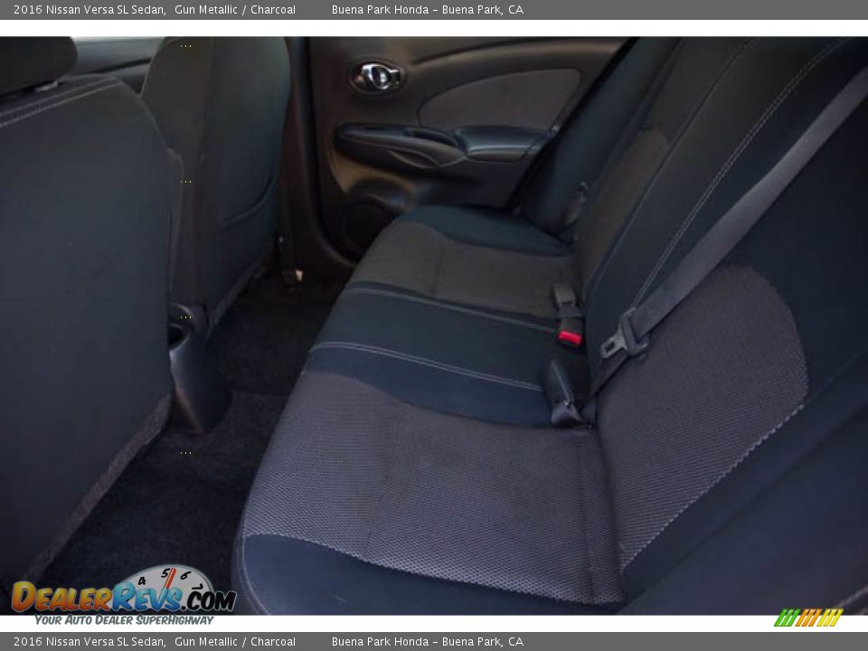 2016 Nissan Versa SL Sedan Gun Metallic / Charcoal Photo #4