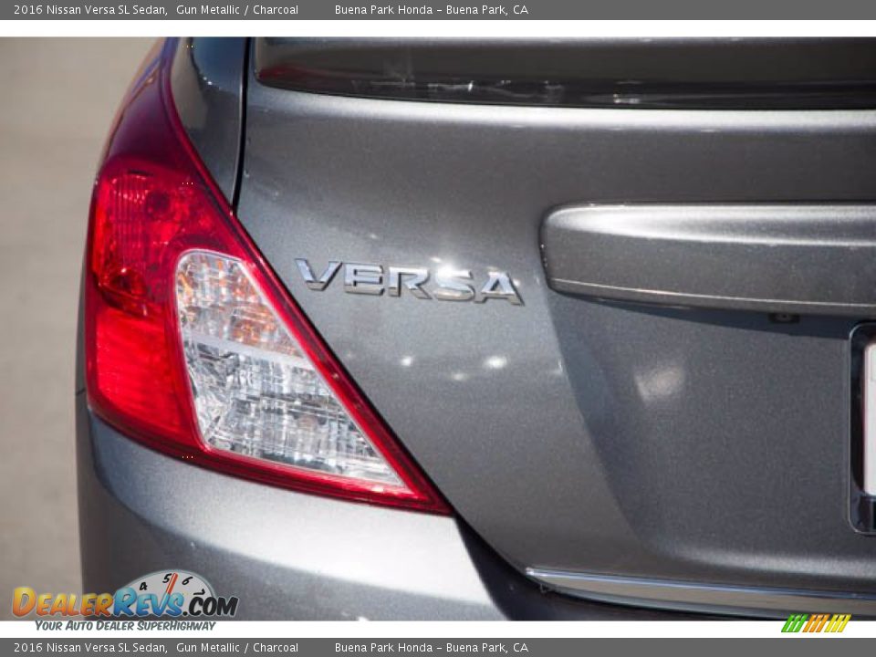 2016 Nissan Versa SL Sedan Gun Metallic / Charcoal Photo #10