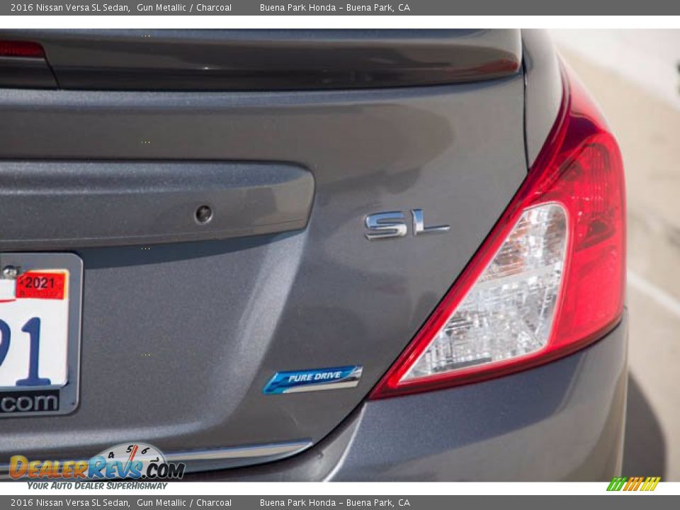 2016 Nissan Versa SL Sedan Gun Metallic / Charcoal Photo #11