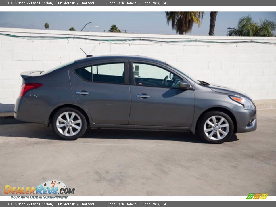 2016 Nissan Versa SL Sedan Gun Metallic / Charcoal Photo #12