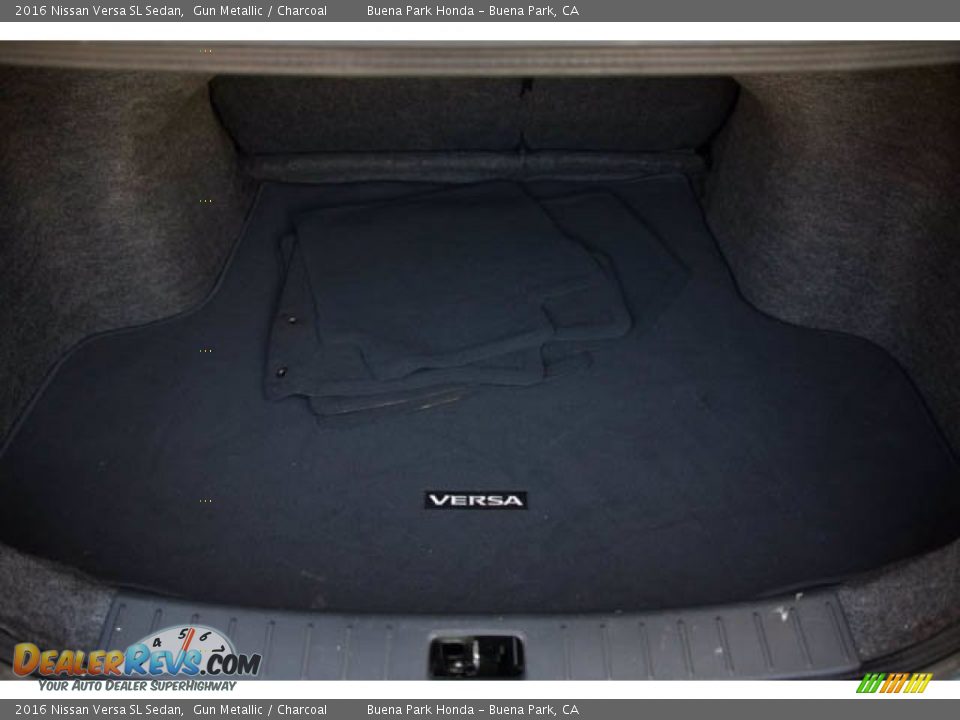 2016 Nissan Versa SL Sedan Gun Metallic / Charcoal Photo #18