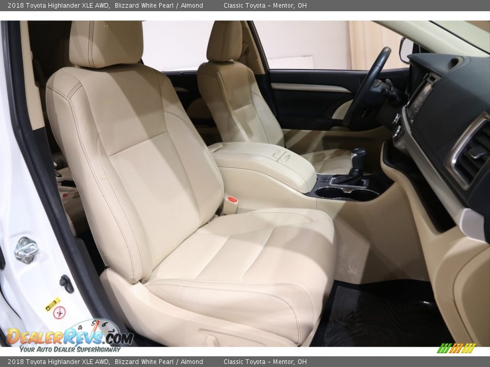 2018 Toyota Highlander XLE AWD Blizzard White Pearl / Almond Photo #16