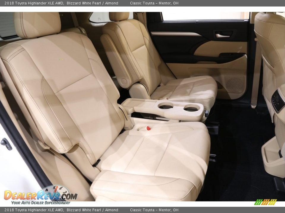 2018 Toyota Highlander XLE AWD Blizzard White Pearl / Almond Photo #17