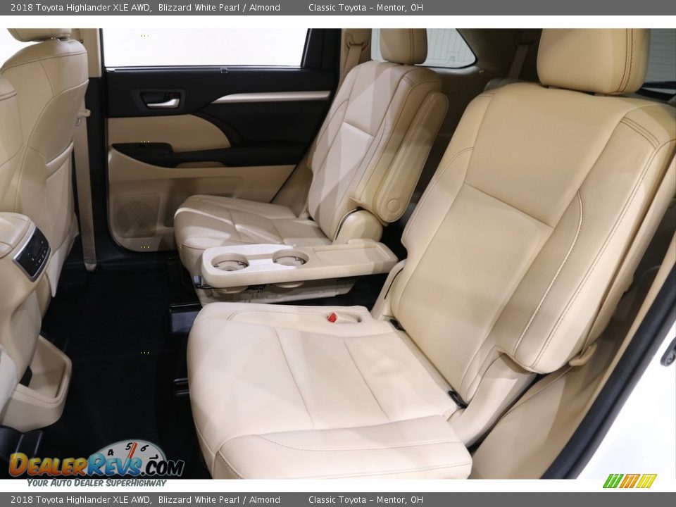 2018 Toyota Highlander XLE AWD Blizzard White Pearl / Almond Photo #18