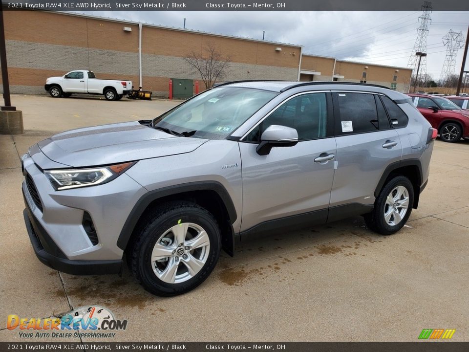 Front 3/4 View of 2021 Toyota RAV4 XLE AWD Hybrid Photo #1