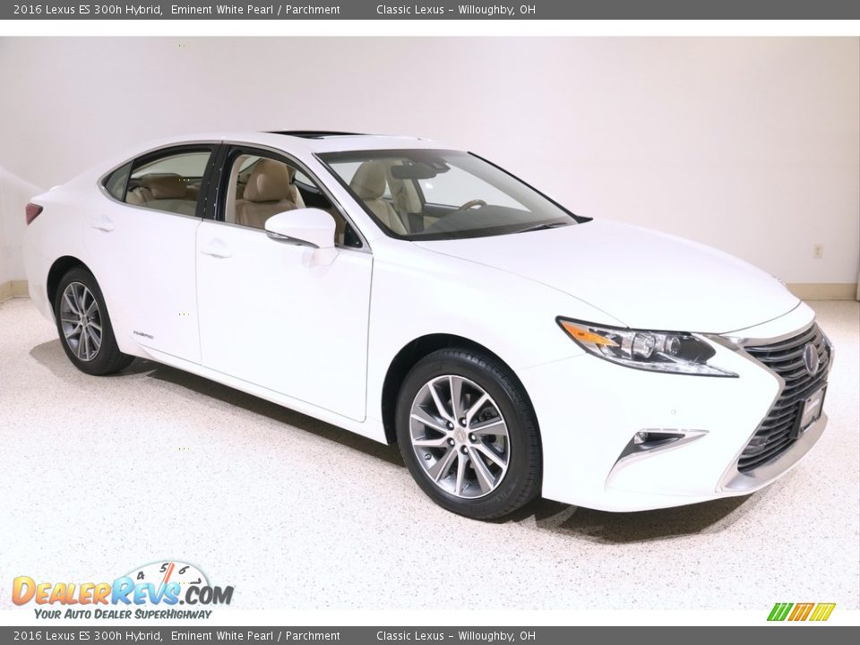 Front 3/4 View of 2016 Lexus ES 300h Hybrid Photo #1