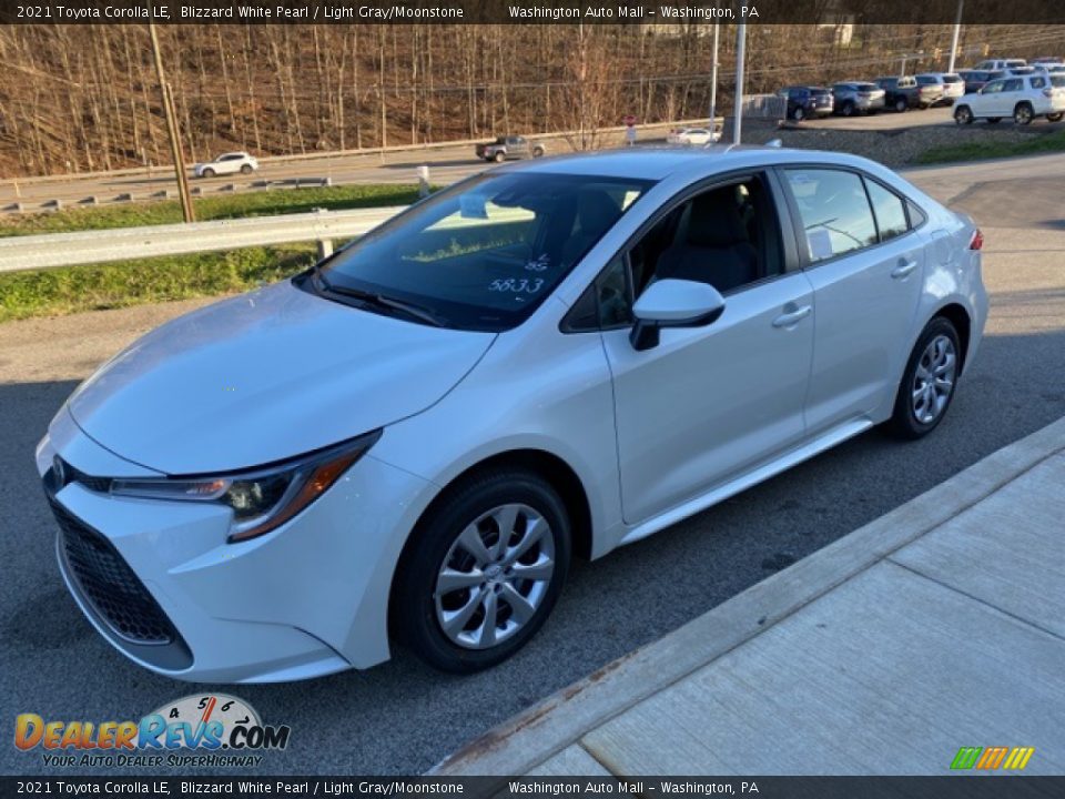 Front 3/4 View of 2021 Toyota Corolla LE Photo #10