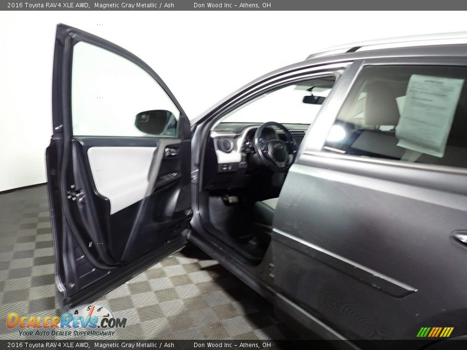 2016 Toyota RAV4 XLE AWD Magnetic Gray Metallic / Ash Photo #33