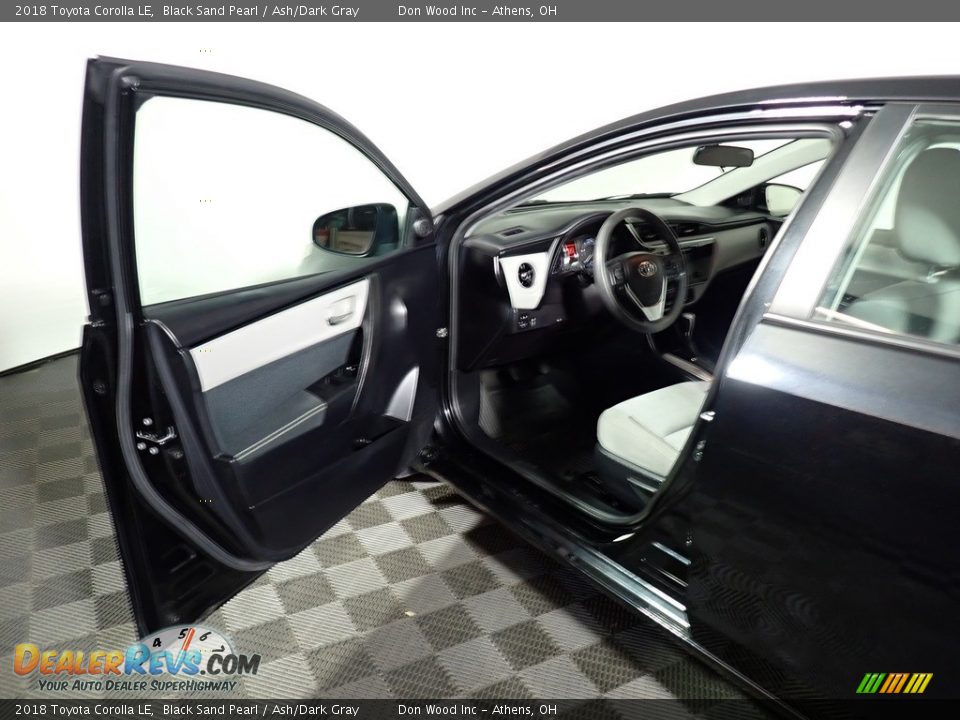 2018 Toyota Corolla LE Black Sand Pearl / Ash/Dark Gray Photo #31