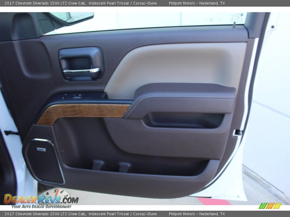 Door Panel of 2017 Chevrolet Silverado 1500 LTZ Crew Cab Photo #23