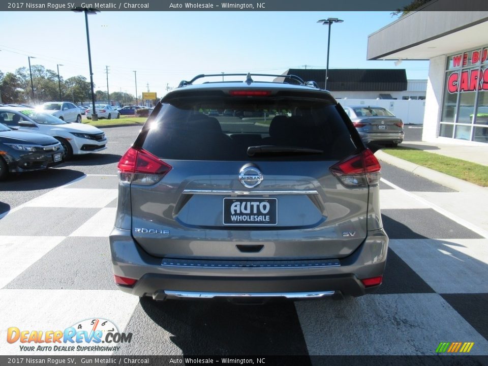 2017 Nissan Rogue SV Gun Metallic / Charcoal Photo #2