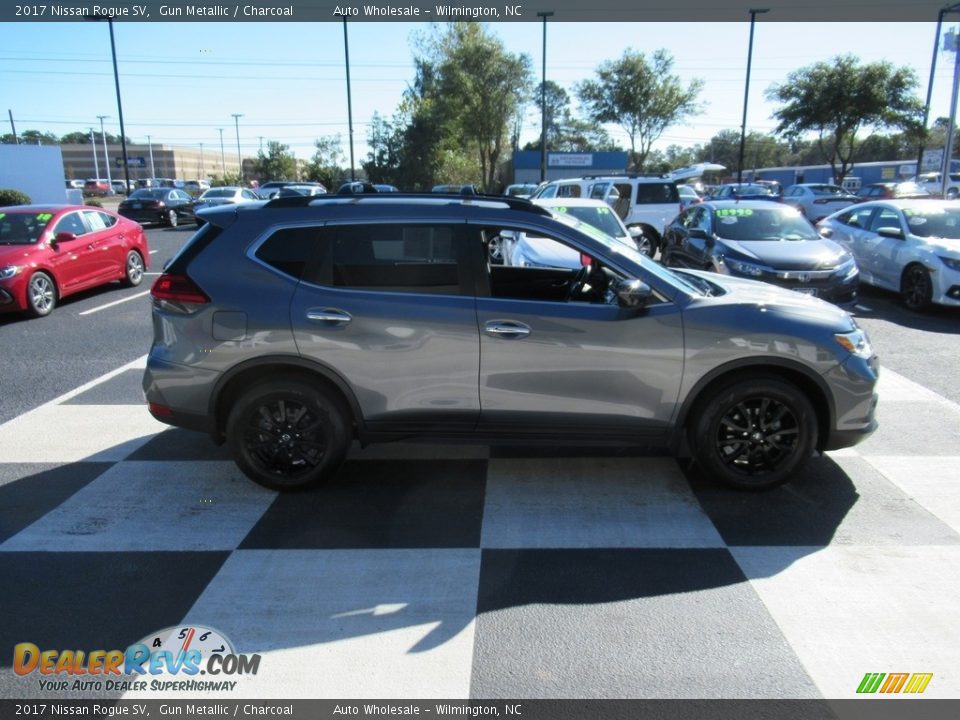 2017 Nissan Rogue SV Gun Metallic / Charcoal Photo #3