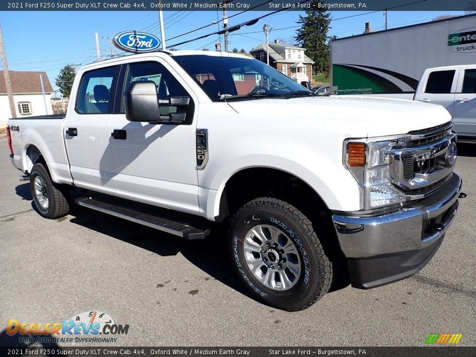 Front 3/4 View of 2021 Ford F250 Super Duty XLT Crew Cab 4x4 Photo #8
