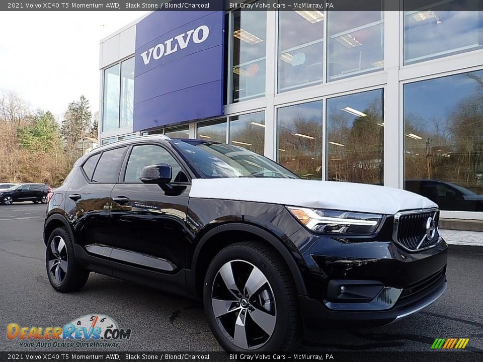 Front 3/4 View of 2021 Volvo XC40 T5 Momentum AWD Photo #1
