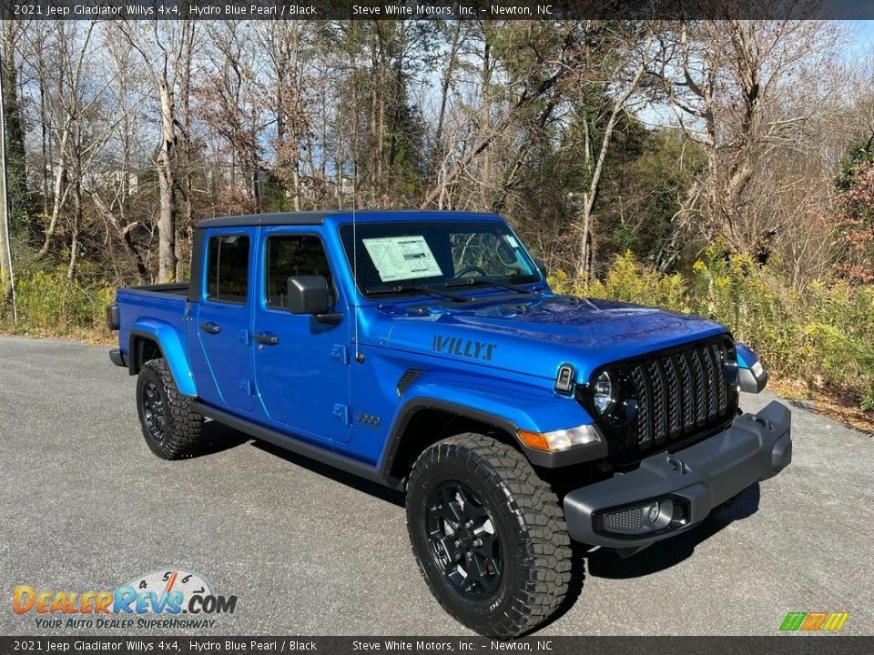 Front 3/4 View of 2021 Jeep Gladiator Willys 4x4 Photo #4