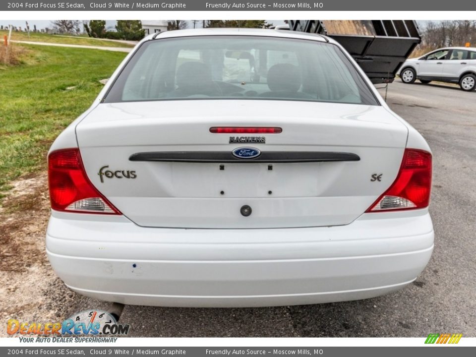 2004 Ford Focus SE Sedan Cloud 9 White / Medium Graphite Photo #5