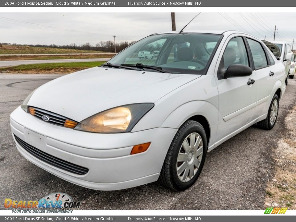 2004 Ford Focus SE Sedan Cloud 9 White / Medium Graphite Photo #8