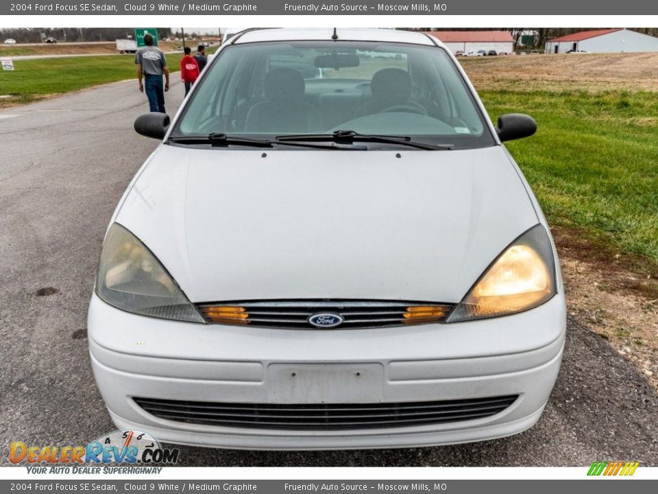 2004 Ford Focus SE Sedan Cloud 9 White / Medium Graphite Photo #9