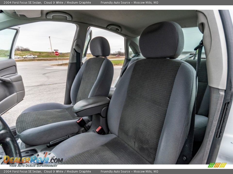 2004 Ford Focus SE Sedan Cloud 9 White / Medium Graphite Photo #17