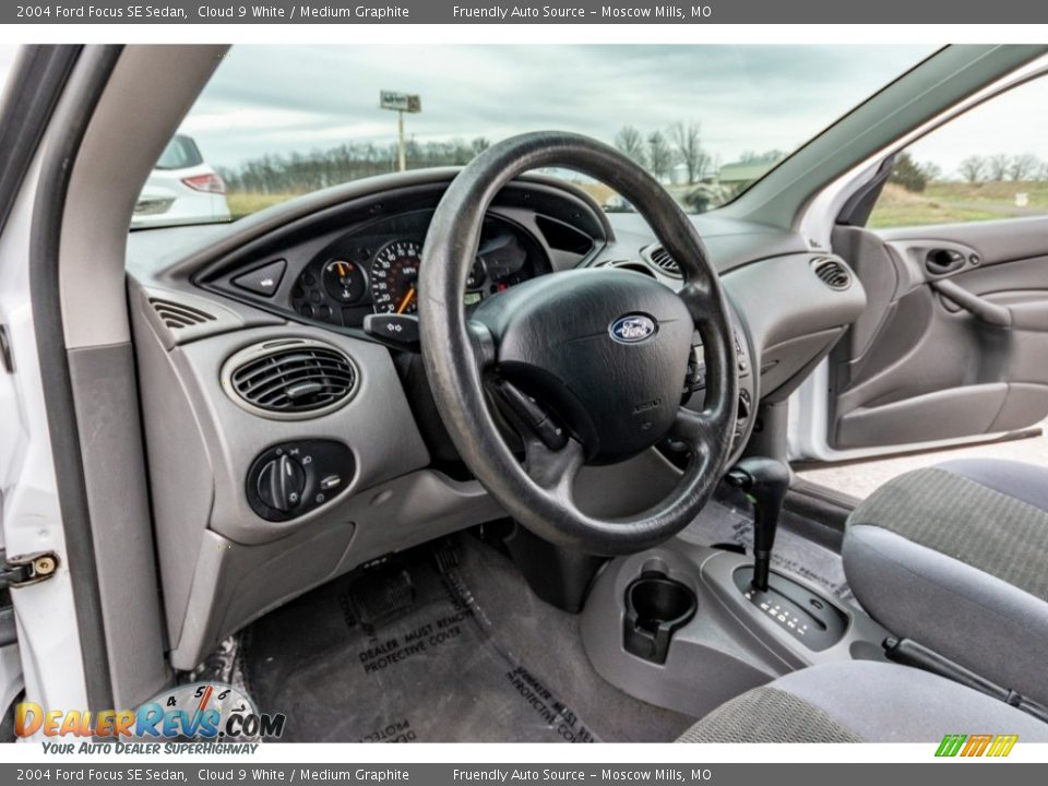 2004 Ford Focus SE Sedan Cloud 9 White / Medium Graphite Photo #19