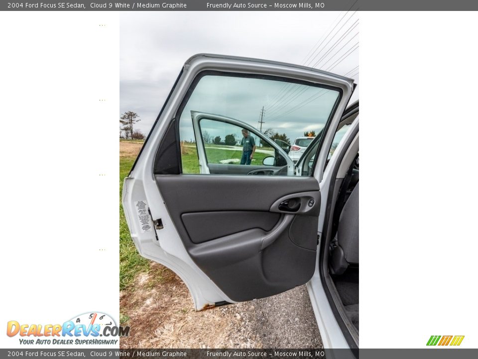 2004 Ford Focus SE Sedan Cloud 9 White / Medium Graphite Photo #21