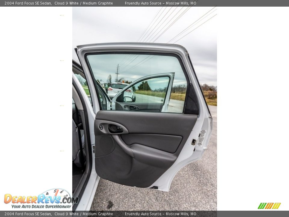 2004 Ford Focus SE Sedan Cloud 9 White / Medium Graphite Photo #25