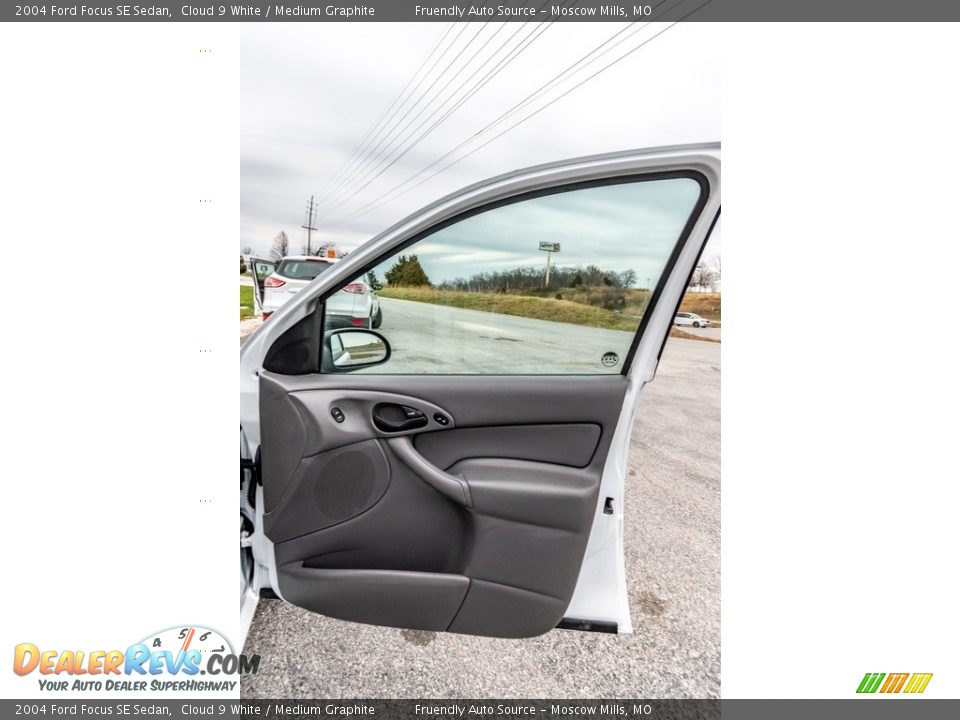 2004 Ford Focus SE Sedan Cloud 9 White / Medium Graphite Photo #26