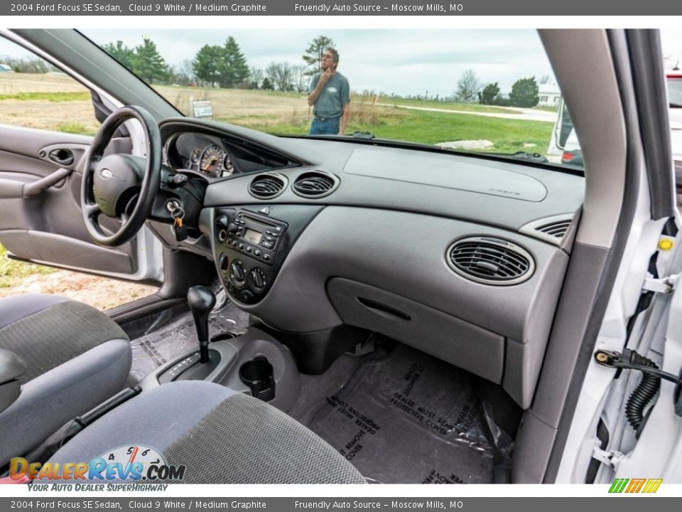 2004 Ford Focus SE Sedan Cloud 9 White / Medium Graphite Photo #27