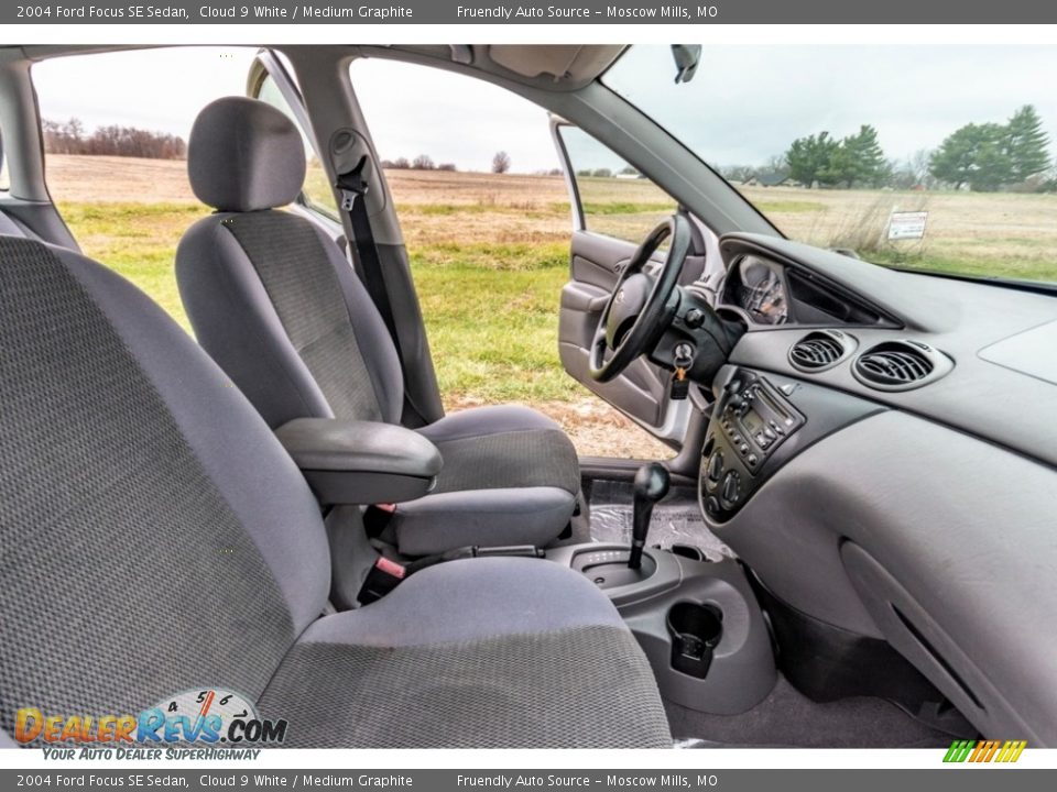 2004 Ford Focus SE Sedan Cloud 9 White / Medium Graphite Photo #28