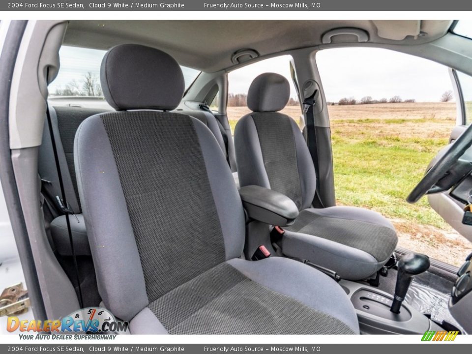 2004 Ford Focus SE Sedan Cloud 9 White / Medium Graphite Photo #29