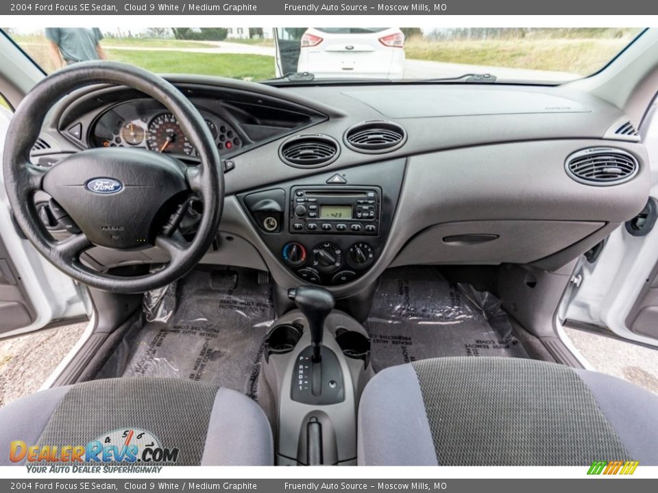 2004 Ford Focus SE Sedan Cloud 9 White / Medium Graphite Photo #30