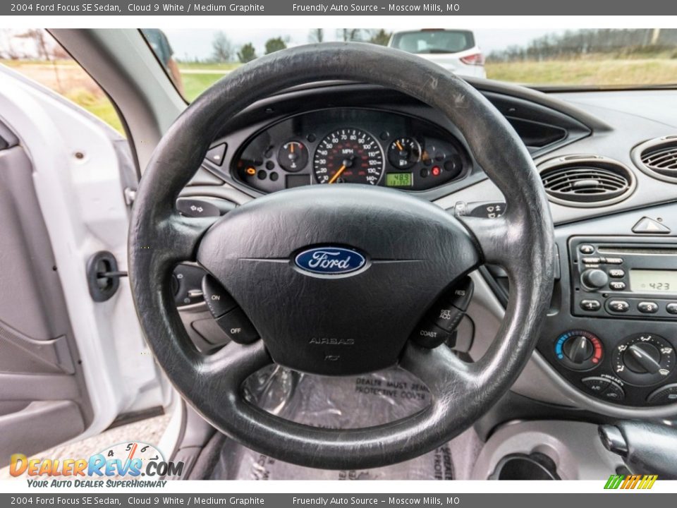 2004 Ford Focus SE Sedan Cloud 9 White / Medium Graphite Photo #32