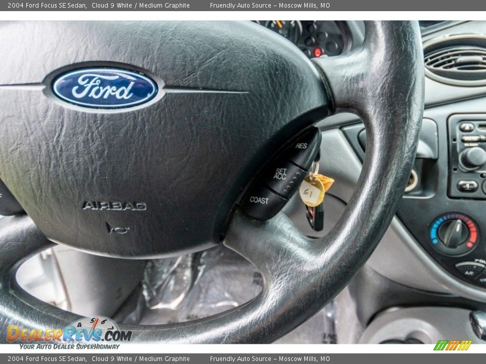 2004 Ford Focus SE Sedan Cloud 9 White / Medium Graphite Photo #34