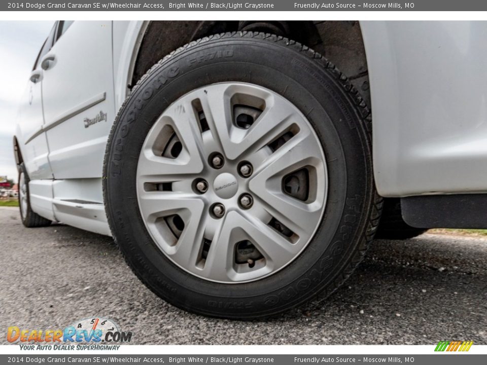 2014 Dodge Grand Caravan SE w/Wheelchair Access Bright White / Black/Light Graystone Photo #2