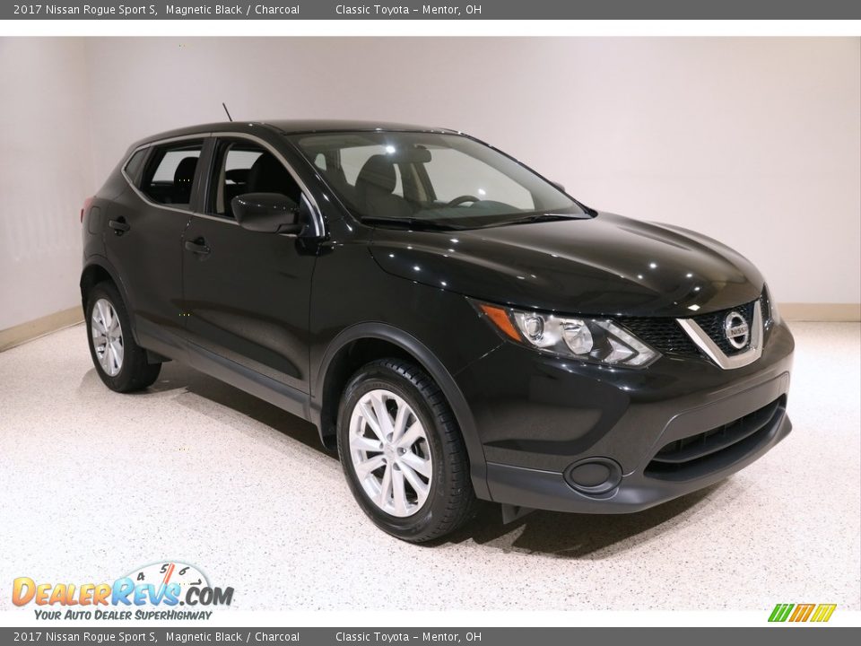 Front 3/4 View of 2017 Nissan Rogue Sport S Photo #1
