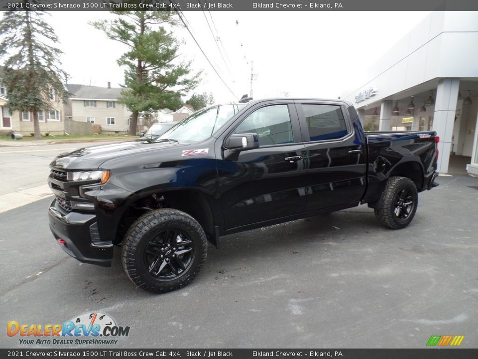 Front 3/4 View of 2021 Chevrolet Silverado 1500 LT Trail Boss Crew Cab 4x4 Photo #12