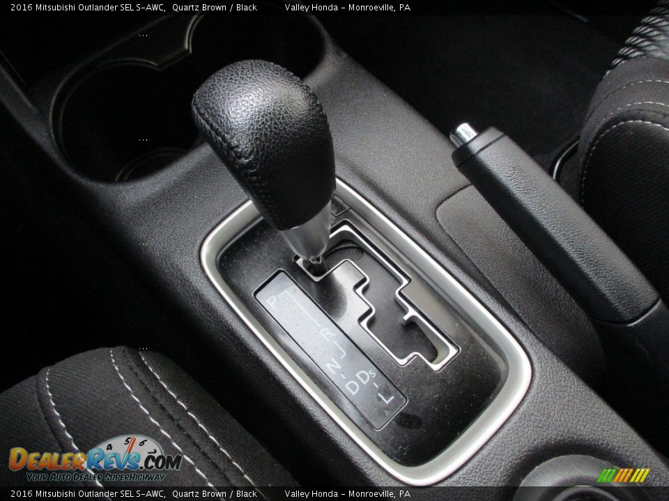 2016 Mitsubishi Outlander SEL S-AWC Shifter Photo #16