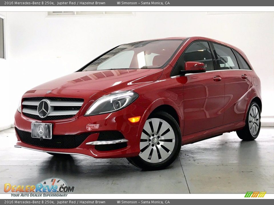 Front 3/4 View of 2016 Mercedes-Benz B 250e Photo #12
