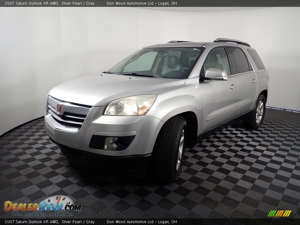 2007 Saturn Outlook XR AWD Silver Pearl / Gray Photo #9