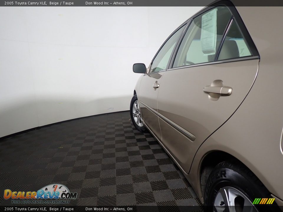 2005 Toyota Camry XLE Beige / Taupe Photo #9